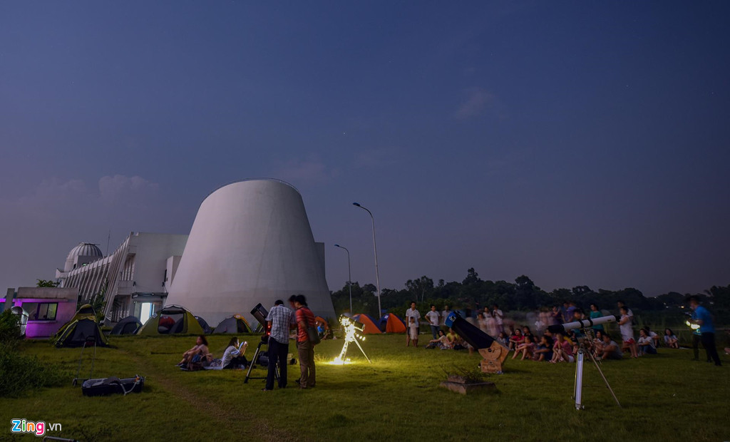 Những người yêu thiên văn ở Hà Nội tổ chức buổi xem hiện tượng nguyệt thực một phần bằng dụng cụ quan sát chuyên nghiệp tại Đài thiên văn lớn nhất miền Bắc, rạng sáng 17/7. Nguồn ảnh: Zing News
