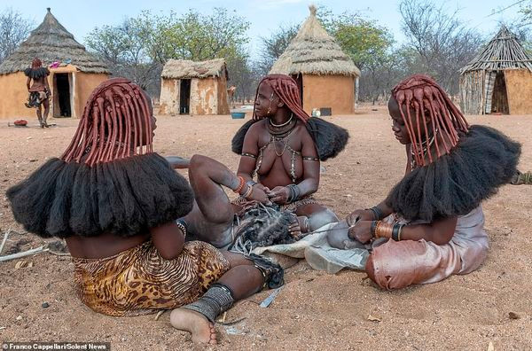 Bộ tộc có tộc trưởng và theo chế độ đa thê. Đàn ông thường cưới nhiều vợ, đặc biệt là những người giàu có, sở hữu nhiều gia súc.