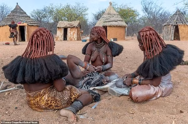 Bộ tộc có tộc trưởng và theo chế độ đa thê. Đàn ông thường cưới nhiều vợ, đặc biệt là những người giàu có, sở hữu nhiều gia súc.