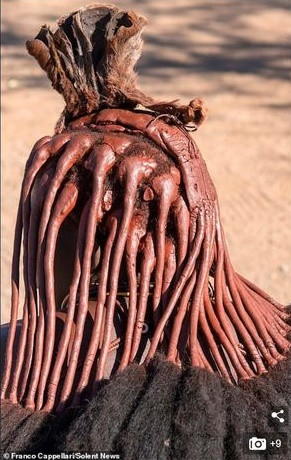 Nhằm giữ mái tóc tết bím đặc trưng của vùng trong hình dạng luôn hoàn hảo là một thách thức lớn giữa cái nắng nóng thiêu đốt ở đây, phụ nữ Himba thường dành vài giờ một ngày để chăm sóc tóc và da của họ. Khi đến tuổi dậy thì, các cô gái Himba sẽ bện tóc thành nhiều bím và bôi hỗn hợp gồm đất sét và đất son đỏ lên đầu.