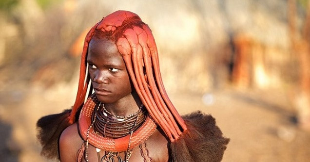 Những món phụ kiện trên người phụ nữ Himba thường khá cầu kỳ và khác nhau tùy thuộc vào tuổi tác và đã kết hôn hay chưa.