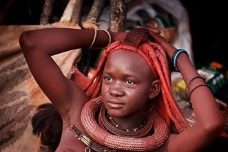 Có hai lý do cho việc dùng bùn đỏ để bôi khắp người, một là để xua đuổi côn trùng, ruồi muỗi, hai là để chống lại tia cực tím. Theo lý giải của các chuyên gia, bùn đỏ như một loại kem chống nắng tự nhiên của phụ nữ Himba, giúp họ có không bị cháy nắng.