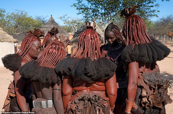 Trước tuổi dậy thì, các bé gái kết tóc hai bím đơn giản, vắt về phía trước. Bé trai buộc tóc thành một bím và vắt về phía sau khi đã kết hôn.