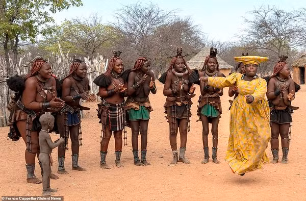 Bộ tộc bản địa Himba sống tách biệt với xã hội hiện đại. Họ chủ yếu định cư tại Kaokoland, khu vực xa xôi hẻo lánh vùng Kunene và có dân số lên tới 50.000 người.