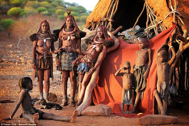 Phụ nữ Himba làm đẹp bằng hỗn hợp nhão được làm từ đất và phân gia súc.