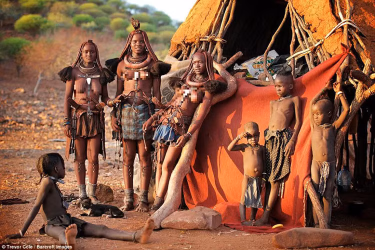 Phụ nữ Himba làm đẹp bằng hỗn hợp nhão được làm từ đất và phân gia súc.