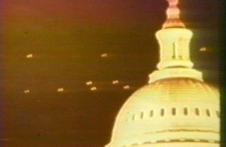 Ngày 19/7/1952, một nhân viên không lưu tại sân bay Washington phát hiện bảy vật thể bay trên màn hình radar. Các nhân viên này sau đó đã gọi điện cho Căn cứ không quân Andrews gần đó và được xác nhận rằng radar không quân cũng phát hiện vật thể lạ. Không quân Mỹ sau cùng thông báo đây chỉ là radar mắc sai sót do “có sự biến đổi của nhiệt độ môi trường”, dù rằng đã có nhân chứng tận mắt trông thấy.