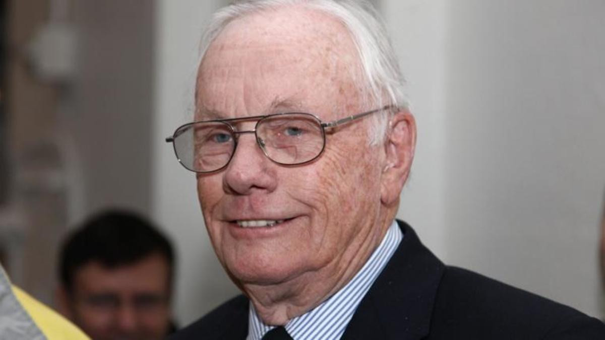 Phi hành gia lừng danh này vừa qua đời hôm 25/8/2012, thọ 82 tuổi. Gia đình của Armstrong thông báo ông qua đời bởi những biến chứng từ ca phẫu thuật tim hồi đầu tháng 8.