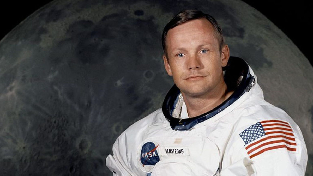 Phi hành gia Neil Armstrong: Ông là người đầu tiên đặt chân lên mặt trăng vào ngày 20/7/1969 với tư cách là chỉ huy tàu Apollo 11. Rời NASA năm 1971, ông đã tham gia giảng dạy kỹ thuật tại trường Đại học Cincinnati và sau đó trở thành chủ tịch của một số công ty hệ thống điện tử.