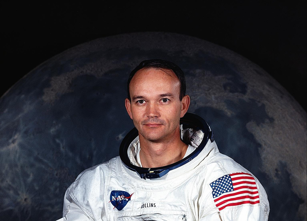 Phi hành gia Michael Collins: Phi công lái khoang chứa người, trang thiết bị cho sứ mệnh Apollo 11. Ông có nhiệm vụ lái tàu vũ trụ bay vòng quanh Mặt trăng trong khi các đồng nghiệp - Neil Armstrong và Buzz Aldrin – đổ bộ xuống hành tinh này. Collins rời NASA năm 1970 và trở thành giám đốc đầu tiên của Viện Bảo tàng Hàng không và Vũ trụ quốc gia Mỹ thuộc Viện Smithsonian ở Washington.