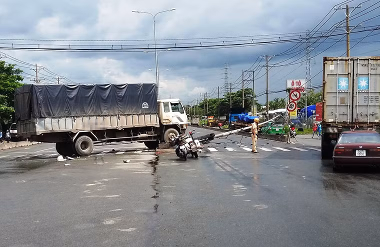 Tuy nhiên, sự cố đã khiến làn đường ô tô, xe tải theo cả 2 hướng ra vào TP HCM đều bị tê liệt vì cột đèn, biển báo và xe tải gây tai nạn nằm chắn ngang đường. Lực lượng CSGT Đội Rạch Chiếc (phòng CSGT đường bộ - đường sắt, PC67, Công an TP HCM) đã kịp có mặt tổ chức phân luồng, điều tiết giao thông.
