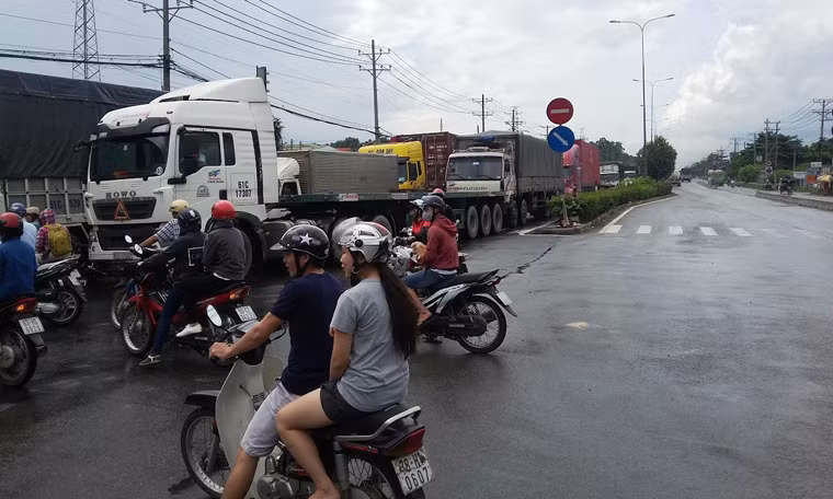 Giao thông qua khu vực bị ùn ứ hơn 3km. Phải mất nhiều tiếng đồng hồ xử lý, giải toả phương tiện và trụ đèn, giao thông qua khu vực mới dần trở lại bình thường.
