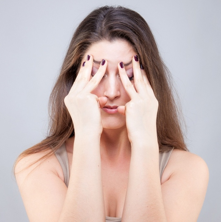 Giảm nếp nhăn quanh mí mắt với bài tập yoga cho mặt làm tại nhà nhanh chóng