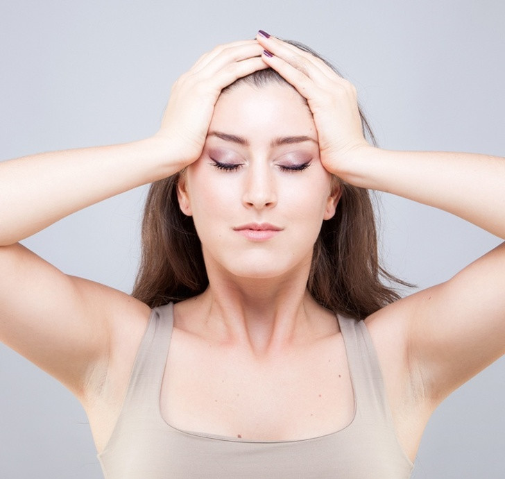 Giảm nếp nhăn trán với bài tập yoga dễ thực hiện