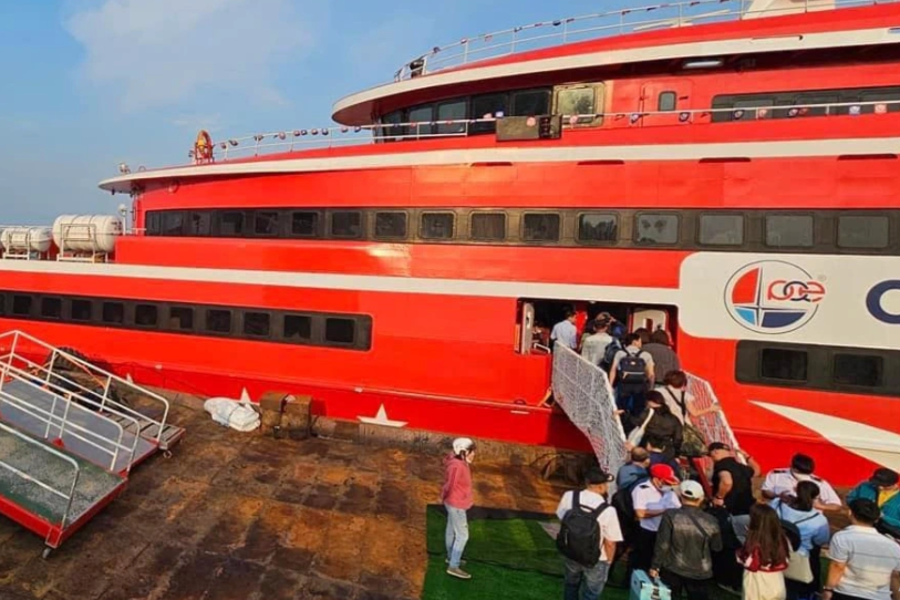 Hàng tuần, tàu xuất phát từ bến Cầu Đá (TP Vũng Tàu) vào lúc 7h30 thứ hai, thứ tư và thứ sáu. Chiều ngược lại, tàu xuất phát vào lúc 13h tại cảng tàu khách Côn Đảo vào thứ ba, thứ năm và chủ nhật.