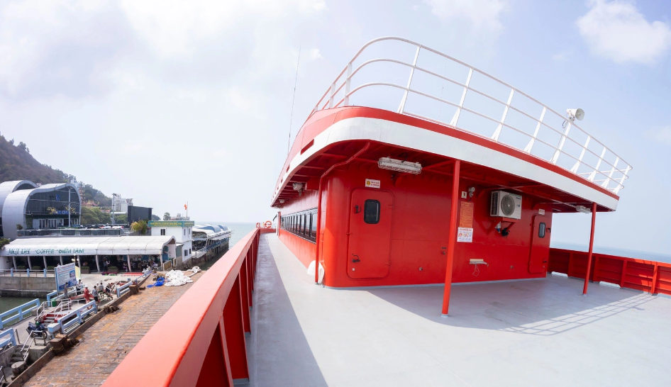 Boong ngoài trời lớn, có sức chứa khoảng 150 người, tầm nhìn rộng để du khách tự do ngắm cảnh, trải nghiệm thiên nhiên trong suốt hành trình đi đến Côn Đảo một cách thích thú. Đặc biệt, trên tàu còn bố trí một không gian tầng trên cùng dành riêng cho các hoạt động cà phê, thư giãn.