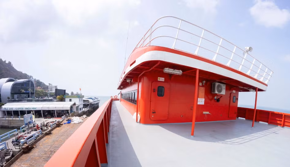 Boong ngoài trời lớn, có sức chứa khoảng 150 người, tầm nhìn rộng để du khách tự do ngắm cảnh, trải nghiệm thiên nhiên trong suốt hành trình đi đến Côn Đảo một cách thích thú. Đặc biệt, trên tàu còn bố trí một không gian tầng trên cùng dành riêng cho các hoạt động cà phê, thư giãn.