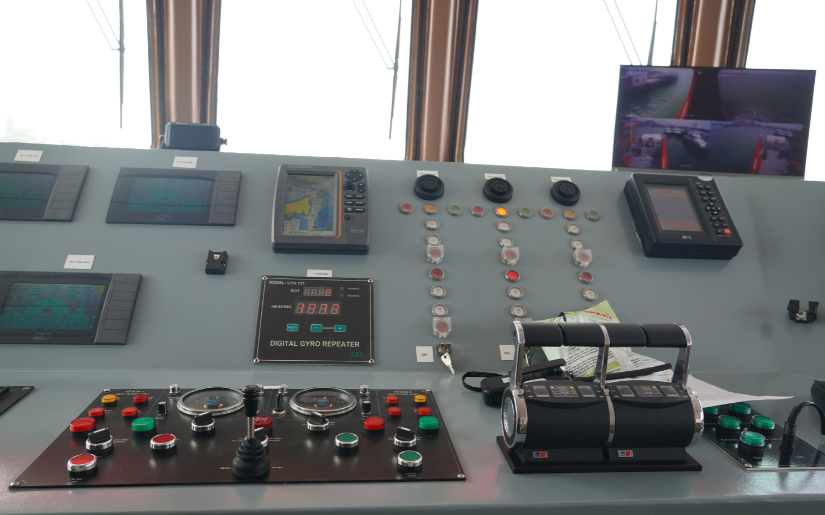 Tàu sử dụng 3 động cơ Rolls-Royce MTU. Đây là loại động cơ hàng hải được đánh giá là hàng đầu thế giới hiện nay với tổng công suất đạt 11.580 mã lực, đạt tiêu chuẩn tiết kiệm nhiên liệu và thân thiện với môi trường. Đạt quy chuẩn kỹ thuật quốc gia về phân cấp và đóng tàu biển cao tốc, đảm bảo đáp ứng đủ những quy chuẩn khắt khe của Tổ chức Hàng hải Thế giới IMO, siêu tàu Thăng Long hoàn toàn có thể vận hành an toàn ngay trên các vùng biển lớn ra các đảo Hoàng Sa và Trường Sa.