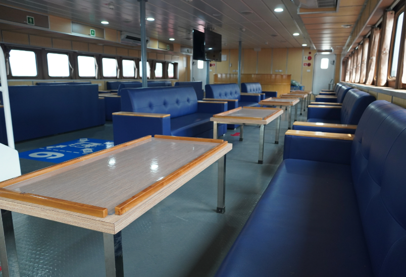 Khu vực nhà ăn được thiết kế rộng rãi, sạch sẽ phục vụ du khách suốt hành trình.