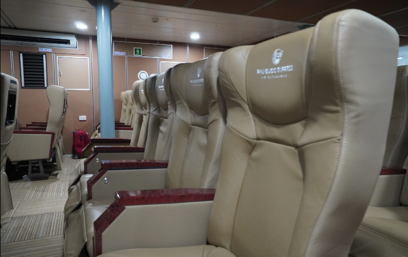 Siêu tàu Thăng Long được thiết kế theo tiêu chuẩn châu Âu, sang trọng với đầy đủ tiện nghi, mặt boong thoáng mát, khoang VIP 300 ghế ngồi hiện đại cùng hệ thống màn hình giải trí riêng biệt. Theo đánh giá của các chuyên gia, với kích thước lớn cùng thiết kế đặc biệt làm tăng khả năng rẽ sóng và sự ổn định, khách đi siêu tàu cao tốc Thăng Long sẽ không bị say sóng, có thể trải nghiệm sự êm ái, thư giãn trên biển.