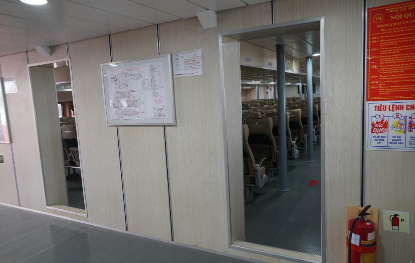 Hệ thống phòng cháy chữa cháy được tàu Thăng Long đảm bảo đúng tiêu chuẩn của cơ quan đăng kiểm. Hệ thống cửa tự động giúp hành khách có sự thoải mái, tiện lợi khi sử dụng.