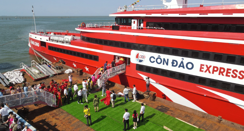 Ông Vũ Văn Khương, Tổng Giám đốc Công ty CP Tàu cao tốc Phú Quốc, đơn vị chủ đầu tư, cho biết tàu được thiết kế và đóng mới do Công ty TNHH MTV 189 (Bộ Quốc phòng) đóng tại Hải Phòng.