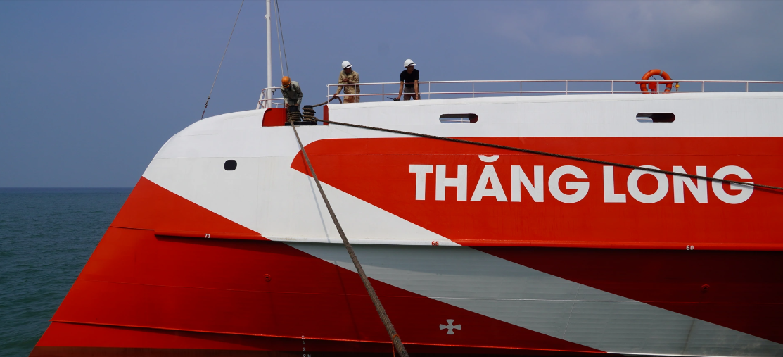 Với thiết kế đặc biệt dành riêng cho tuyến Vũng Tàu và TPHCM đi Côn Đảo, tàu có thể hành trình trong những điều kiện thời tiết khắc nghiệt như gió giật cấp độ 8 mà vẫn có tính ổn định cao và giảm được tối đa độ lắc dọc.