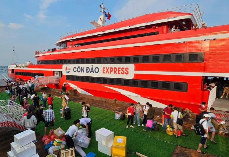 Sáng 9/3, "siêu tàu cao tốc" Thăng Long đưa 1.017 du khách từ bến Cầu Đá, TP Vũng Tàu đi huyện Côn Đảo (tỉnh Bà Rịa - Vũng Tàu). Đây là chuyến đầu tiên tàu Thăng Long vận chuyển du khách sau khi vừa được đóng mới từ TP Hải Phòng.