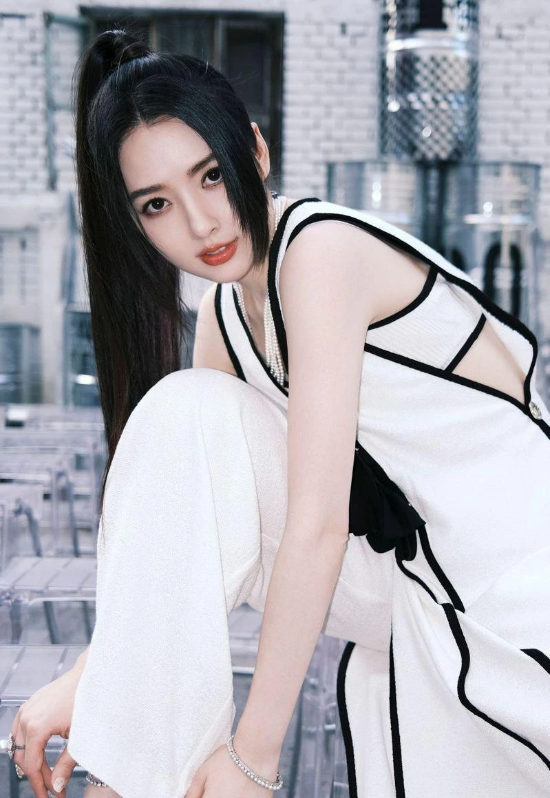 Theo Sohu, việc Quách Bích Đình tham gia Đạp gió 2024 cũng gây xôn xao dư luận không kém. Ngày 4/3, nữ diễn viên xuất hiện ở địa điểm ghi hình chương trình. Quách Bích Đình nổi tiếng trong ngành giải trí nhờ vai Nam Tương ở phim Tiểu thời đại. Tuy nhiên, trong vài năm trở lại đây, Quách Bích Đình được chú ý nhiều hơn bởi cuộc hôn nhân với Hướng Tả, con trai trùm giải trí Hong Kong, Hướng Hoa Cường. Sau khi kết hôn, Quách Bích Đình tạm dừng đóng phim và các hoạt động giải trí để sinh con, chăm sóc gia đình. Gia đình cô từng vướng sóng gió bởi Hướng Tả lộ hình ngoại tình. Bởi thế, đời tư của nữ diễn viên luôn thu hút sự bàn tán. Ảnh: China Press, World Journal.