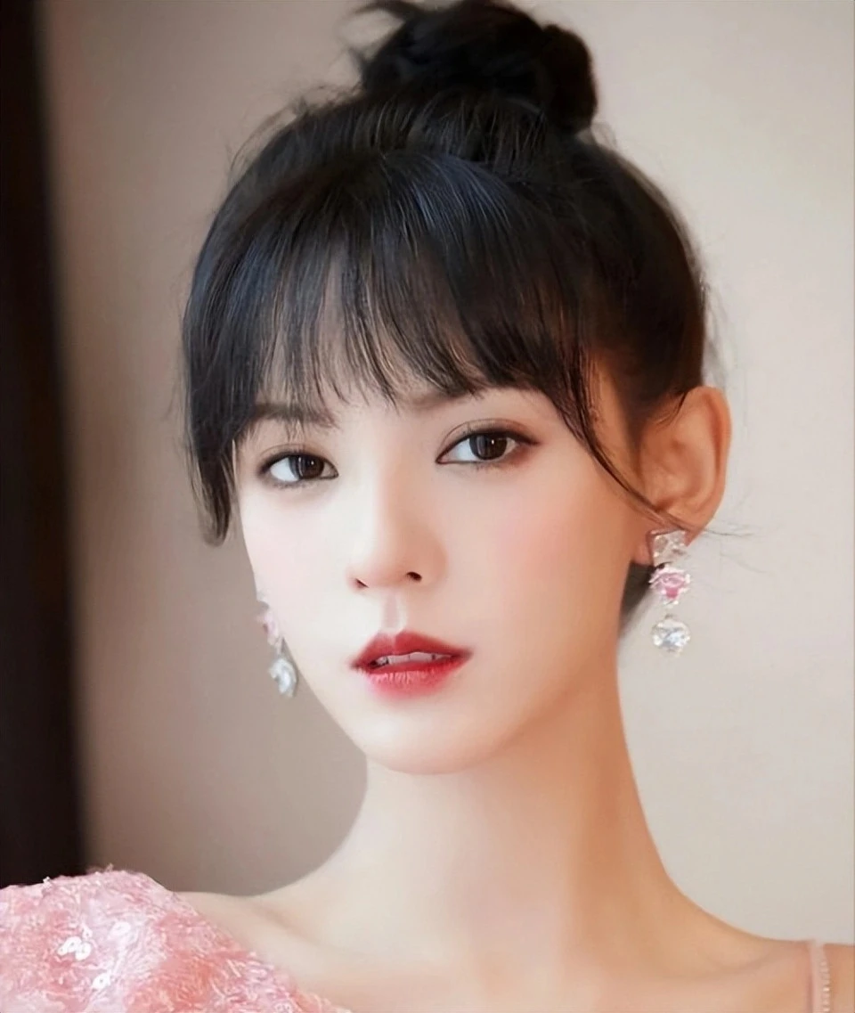 Trương Dư Hi nổi bật với ngoại hình, gương mặt đẹp. Sinh năm 1993, nữ diễn viên xuất hiện trong nhiều bộ phim như Lưu Ly mỹ nhân sát, Dữ Quân Ca, Gió nam hiểu lòng tôi, Cây dành dành nở hoa… Được chú ý nhờ nhan sắc nhưng Trương Dư Hi chưa bứt phá trong sự nghiệp. Do đó, qua Đạp gió 2024, người hâm mộ kỳ vọng nữ diễn viên tỏa sáng và được chú ý nhiều hơn. Ảnh: QQ.