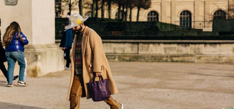  Vừa đi vừa cúi đầu, cúi mặt về phía trước: Những người di chuyển với tư thế cúi đầu về phía trước thường có tính cách nóng vội, bất cẩn và lo lắng nhiều. Họ thường xuyên gặp phải các vấn đề về tiền bạc và tài chính, nhưng cần phải giữ thái độ bình tĩnh khi xử lý chúng, vì sự nôn nóng chỉ gây tổn hại. Mặc dù có thể kiểm soát được tiền bạc, nhưng họ thường để mất điều này một cách dễ dàng. 