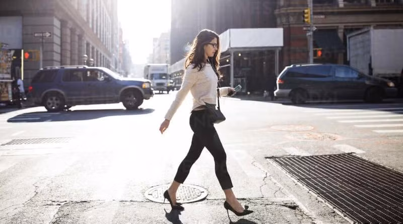 Theo thống kê, hầu hết những người có dáng đi này có trí tuệ khá cao và làm việc một cách khoa học mà không tạo ra sự ồn ào. Tuy nhiên, điều yếu thế của họ là họ chỉ thành công trong các công việc liên quan đến tài liệu văn phòng, còn không tốt trong việc giao tiếp và giao tiếp.