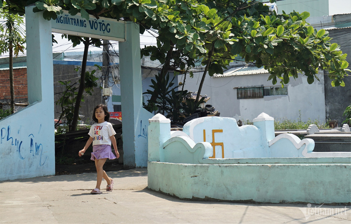 Ông Lê Quang Nam, Phó Chủ tịch UBND TP. Đà Nẵng, cho biết, quan điểm xuyên suốt của thành phố là phải di dời bằng được những ngôi mộ ra khỏi khu dân cư, tập trung về các nghĩa trang. Thành phố cũng đã bố trí đất tại nghĩa trang Hòa Ninh và nghĩa trang An Châu, đảm bảo đáp ứng được việc di dời tất cả các mộ xen lẫn trong khu dân cư về đây. Kế hoạch đã giao Sở Xây dựng chủ trì, phối hợp với các quận, huyện lên phương án, lộ trình cụ thể.