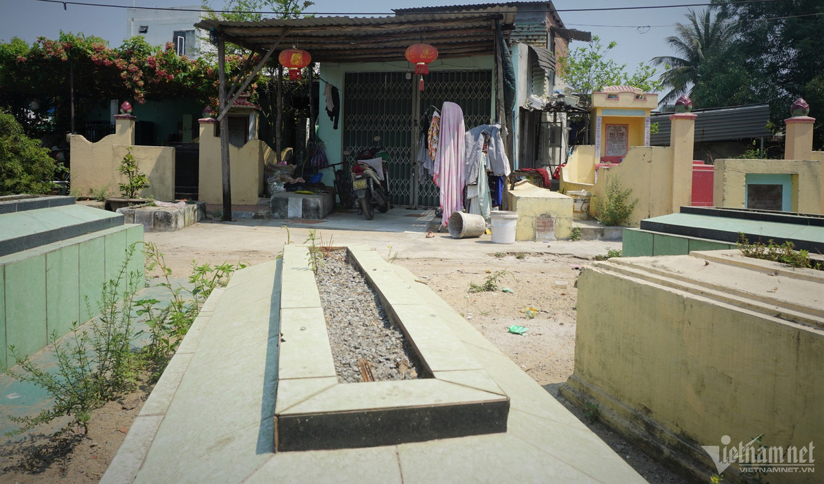 Gia đình ông Cư (62 tuổi, ngụ hẻm đường Phạm Như Xương) chuyển về đây ở hơn 20 năm, khi đến nơi các phần mộ đã có. "Khu vực này trước đây là nghĩa địa rộng lớn. Cách đây khoảng 20 năm, nhà ở bắt đầu mọc lên. Ban đầu là những căn nhà ở xa, nhưng khi quỹ đất ngày càng ít đi, nhà nào xây sau thì càng tiến dần nghĩa địa. Hiện tại, nhiều gia đình có mộ nằm trong sân, ngay cửa ra vào. Hy vọng chính quyền sớm có phương án để di dời", ông Cư nói.