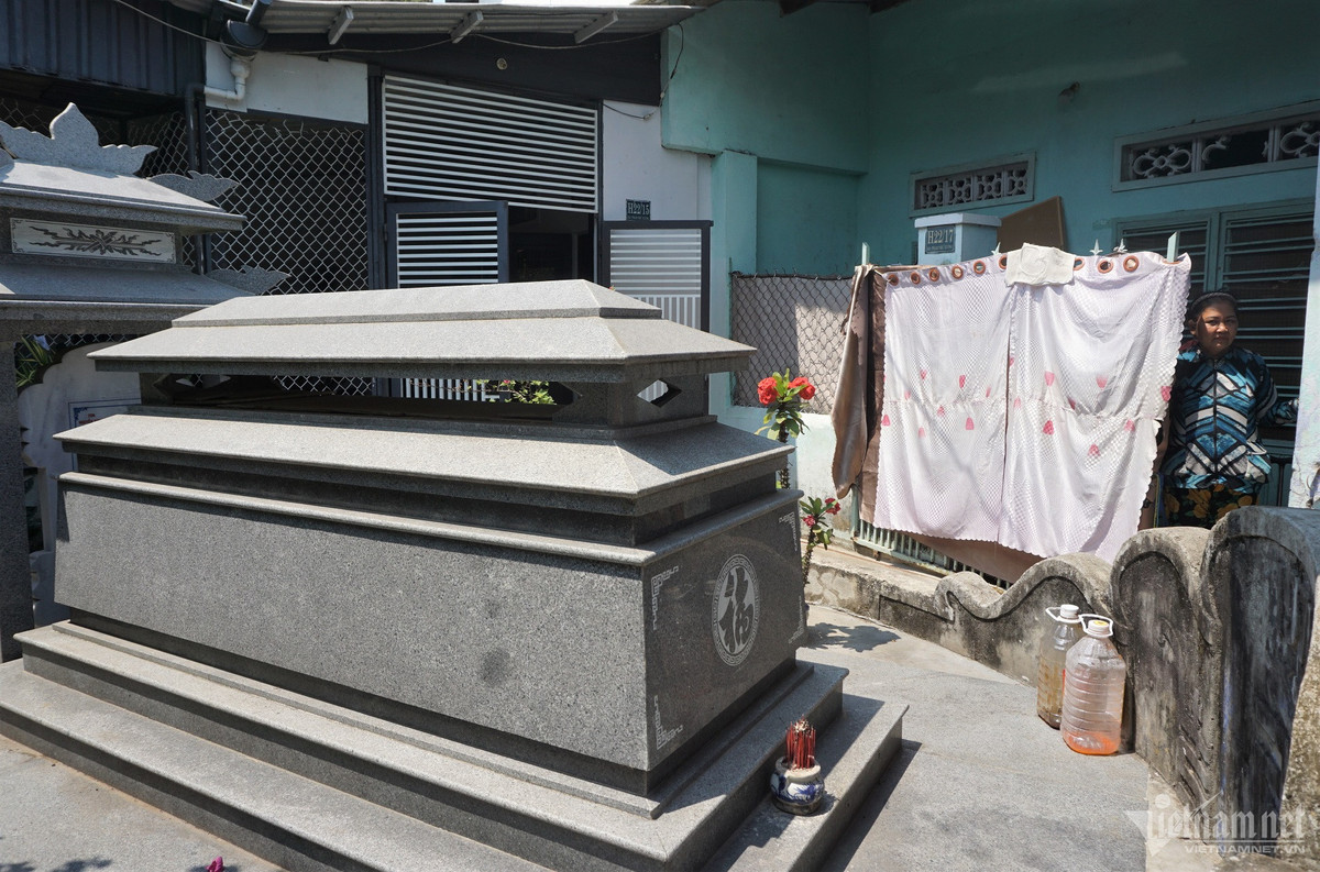 Ghi nhận của PV, không chỉ tại quận Liên Chiểu, người dân nhiều quận, huyện khác của Đà Nẵng cũng đang sống giữa các ngôi mộ hàng chục năm qua. Sở Xây dựng TP Đà Nẵng thông tin, toàn thành phố có 48.800 ngôi mộ xen lẫn chưa được di dời. Trong đó, có khoảng 11.700 ngôi mộ xen kẽ trong khu dân cư, khoảng 37.000 ngôi mộ nằm trong khu vực giải tỏa của các dự án.