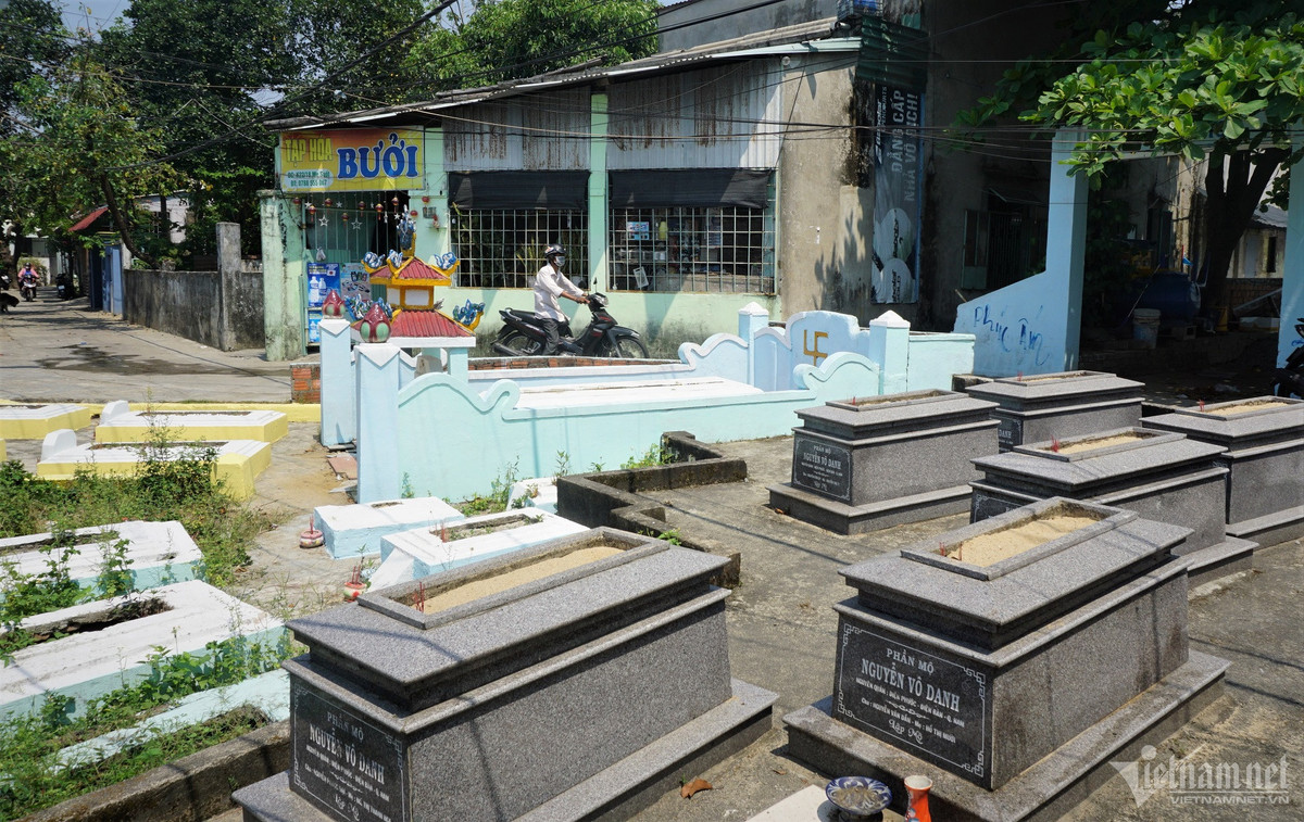 Nghĩa địa nhỏ nằm lọt thỏm trong khu dân cư. Nhiều người ví von nơi đây là những “khu phố ma”, khi mồ mả còn nhiều hơn cả nhà dân.
