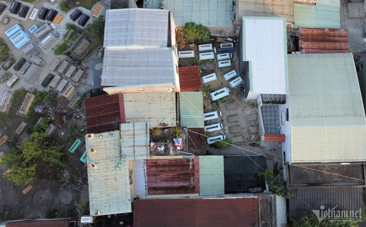 Theo thống kê của UBND phường Hoà Khánh Nam, trên địa bàn có gần 2.000 ngôi mộ nằm xen kẽ trong các khu dân cư.