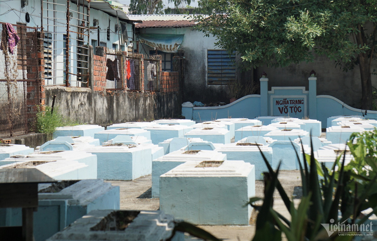 Từ năm 2010, TP. Đà Nẵng đã có chủ trương di dời mộ trong các khu dân cư về các nghĩa trang tập trung. Địa bàn quận Hải Châu đã hoàn thành việc di dời mộ, quận Thanh Khê còn 8 ngôi mộ xen kẽ trong các khu dân cư. Các quận còn lại còn tương đối nhiều.