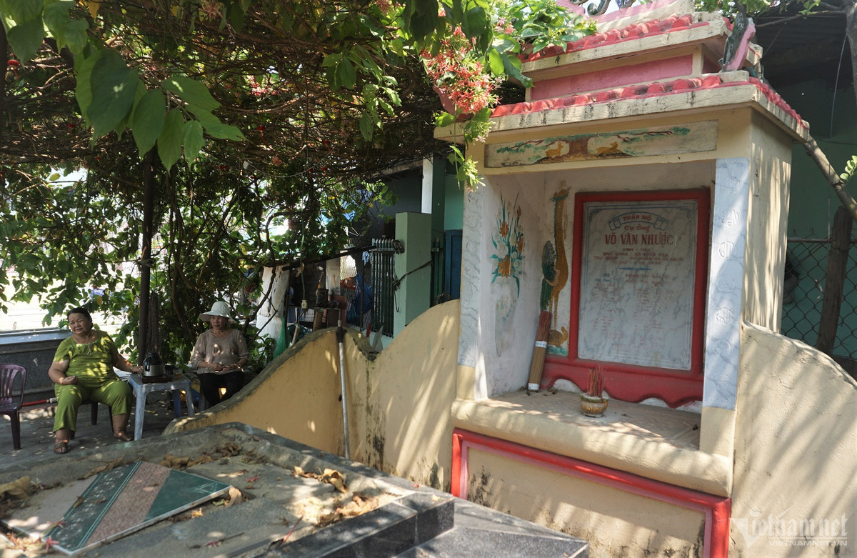 Một ngôi mộ lớn nằm ngay trước cửa nhà bà Nguyễn Thị Lệ (59 tuổi, sống ở hẻm 22 đường Phạm Như Xương). Theo bà Lệ, mong mỏi lớn nhất của người dân là thành phố sớm di dời mộ hoặc quy hoạch, chỉnh trang lại khu phố.