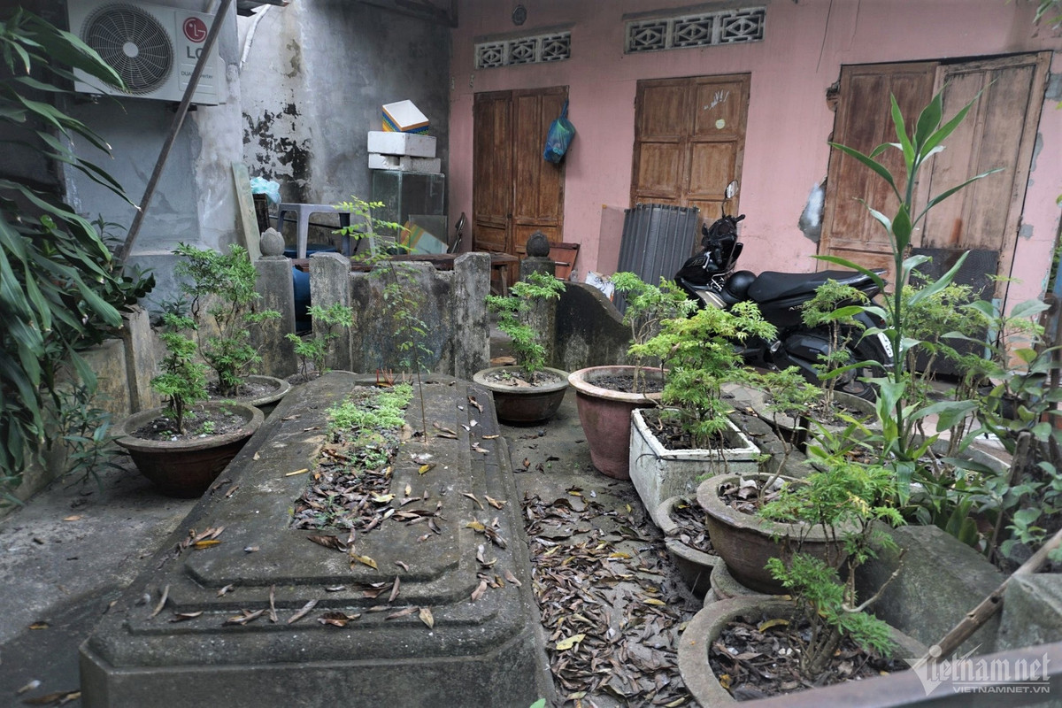 Nhiều người mới đến khu vực này không khỏi ớn lạnh khi thấy la liệt những ngôi mộ, người sống ở cạnh lăng mộ người đã mất chỉ vài bước chân.