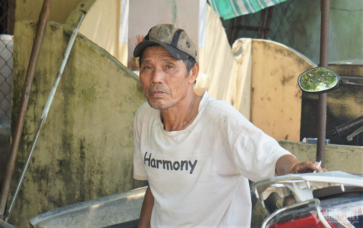 Nhiều nhà dân sống tại con hẻm đường Phạm Như Xương có "mặt tiền" là hàng chục ngôi mộ.