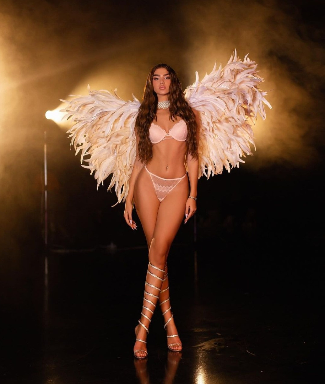 Người đẹp sinh năm 2004 sở hữu thân hình nóng bỏng, làn da bánh mật khỏe khoắn cùng 3 vòng cân đối, săn chắc.