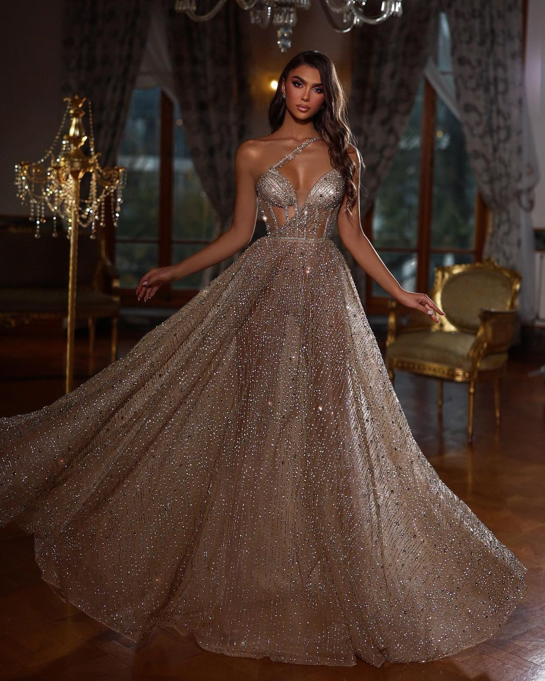 Mỹ nhân Albania bắt đầu sự nghiệp người mẫu từ năm 15 tuổi. Nhờ nhan sắc ấn tượng, Franceska nhanh chóng trở thành nàng thơ của hàng loạt thương hiệu thời trang lớn trên thế giới.