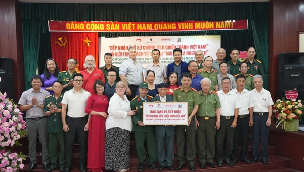 Tiep nhan ho so chung tich chien tranh va trao tang di anh liet si