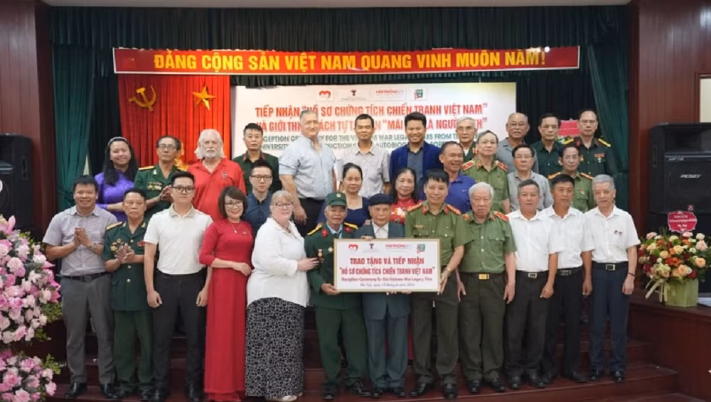 Tiep nhan ho so chung tich chien tranh va trao tang di anh liet si