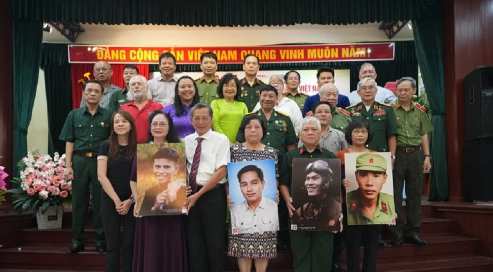 Tiep nhan ho so chung tich chien tranh va trao tang di anh liet si-Hinh-2