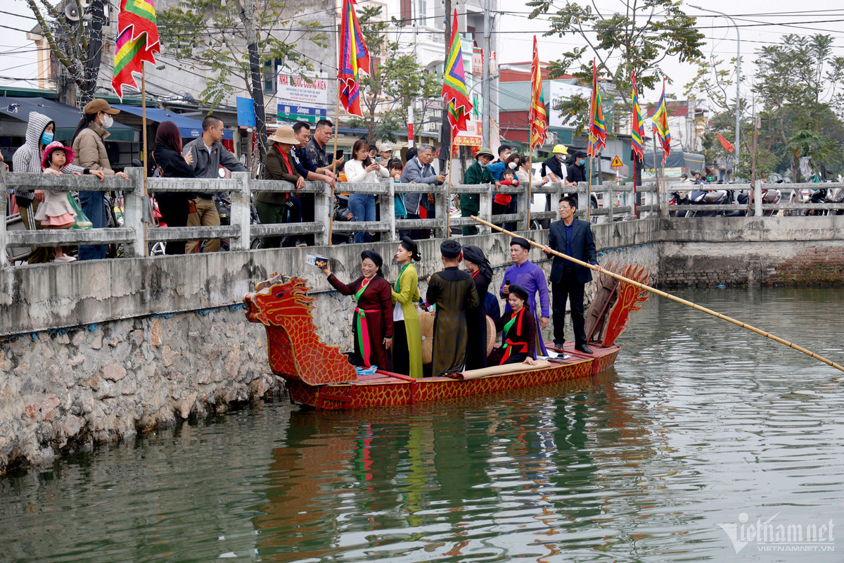 Lễ hội làng Ném Thượng năm nay vẫn duy trì các nghi thức truyền thống nhưng bảo đảm thực hiện theo nếp sống văn minh. Bên cạnh nghi lễ truyền thống, phần hội còn diễn ra các hoạt động văn hóa, văn nghệ độc đáo, hát quan họ dưới thuyền, thể dục thể thao, trò chơi dân gian như đấu vật, kéo co, chọi gà...