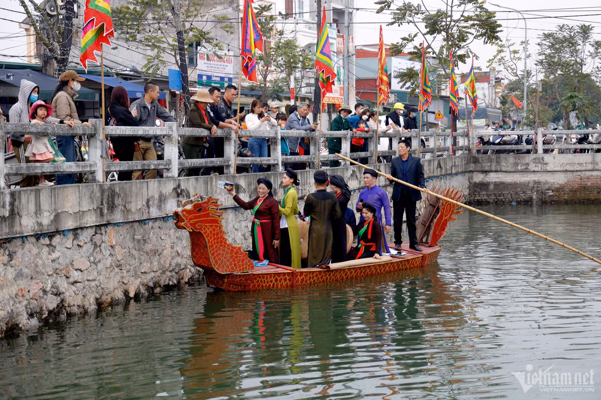 Lễ hội làng Ném Thượng năm nay vẫn duy trì các nghi thức truyền thống nhưng bảo đảm thực hiện theo nếp sống văn minh. Bên cạnh nghi lễ truyền thống, phần hội còn diễn ra các hoạt động văn hóa, văn nghệ độc đáo, hát quan họ dưới thuyền, thể dục thể thao, trò chơi dân gian như đấu vật, kéo co, chọi gà...