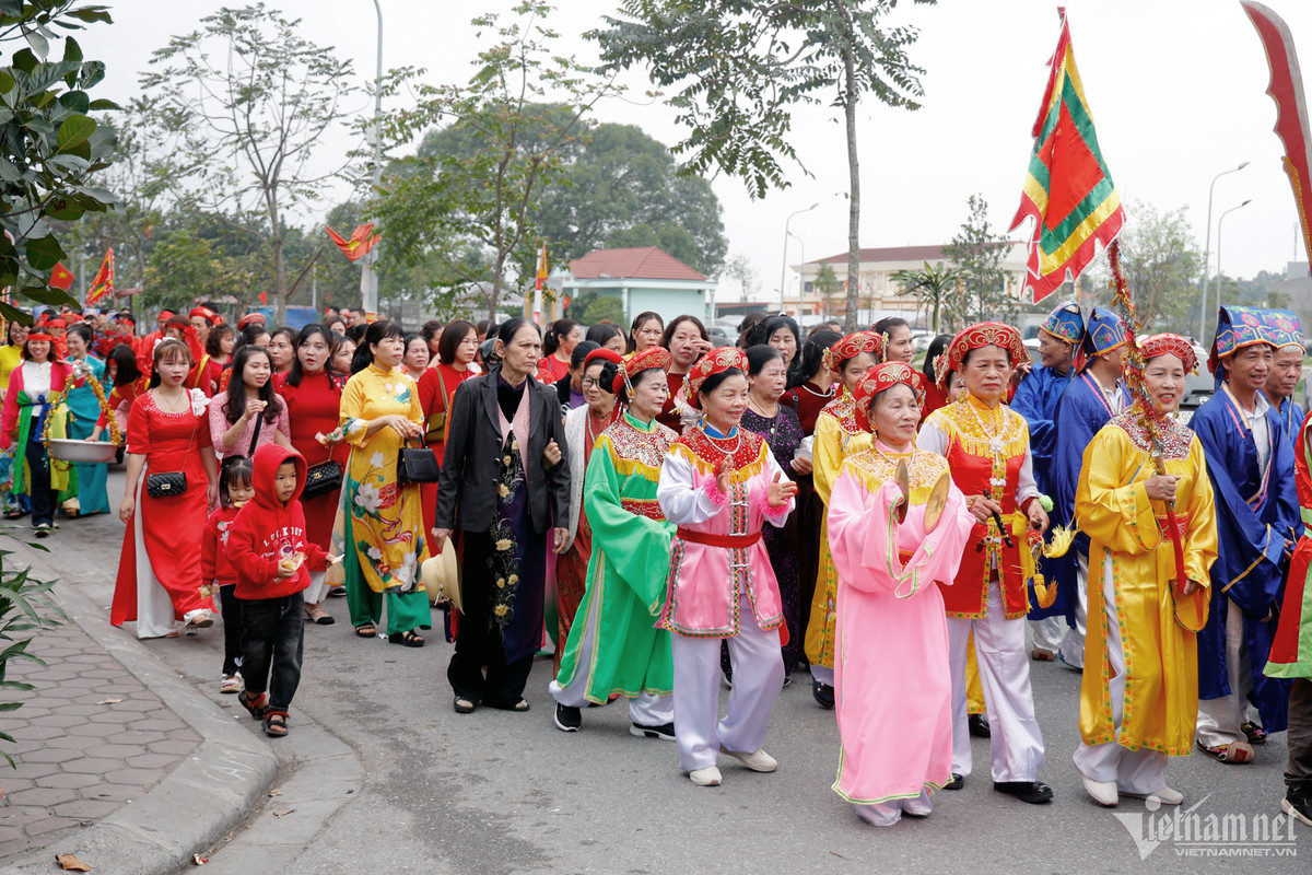 9h30, đoàn rước lễ khoảng hơn 100 người khởi hành quanh làng. Đi đầu đoàn rước là đội hình múa lân, các cháu thiếu niên và nhi đồng cầm cờ, hoa, tiếp theo là đội mâm lễ, Hội Cựu chiến binh rước Quốc kỳ, ảnh Bác, còn đoàn trống nhạc, đoàn rước hai "ông ỉn"...