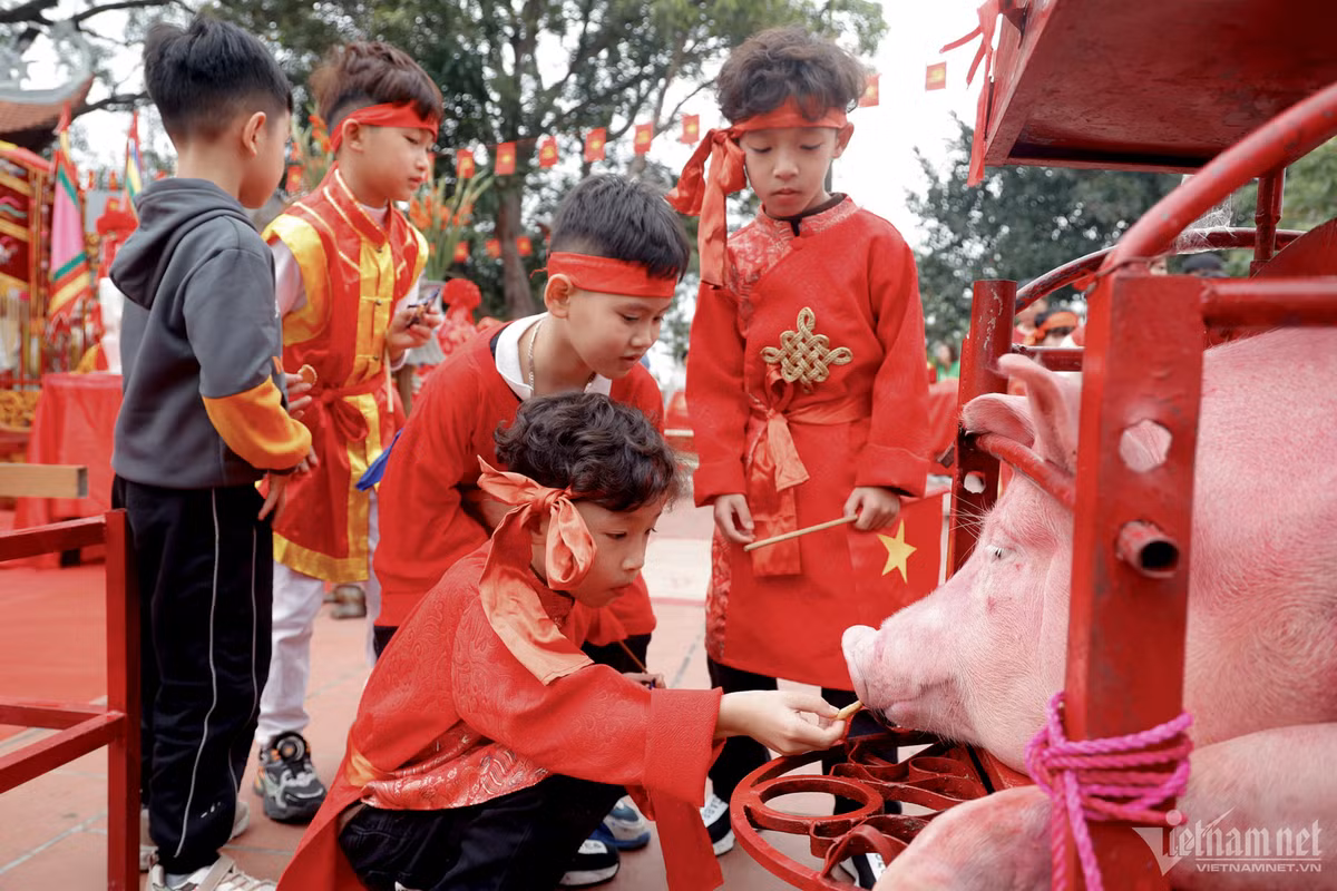 Hơn 8h sáng, công tác chuẩn bị cho lễ hội đã được chuẩn bị kỹ càng.